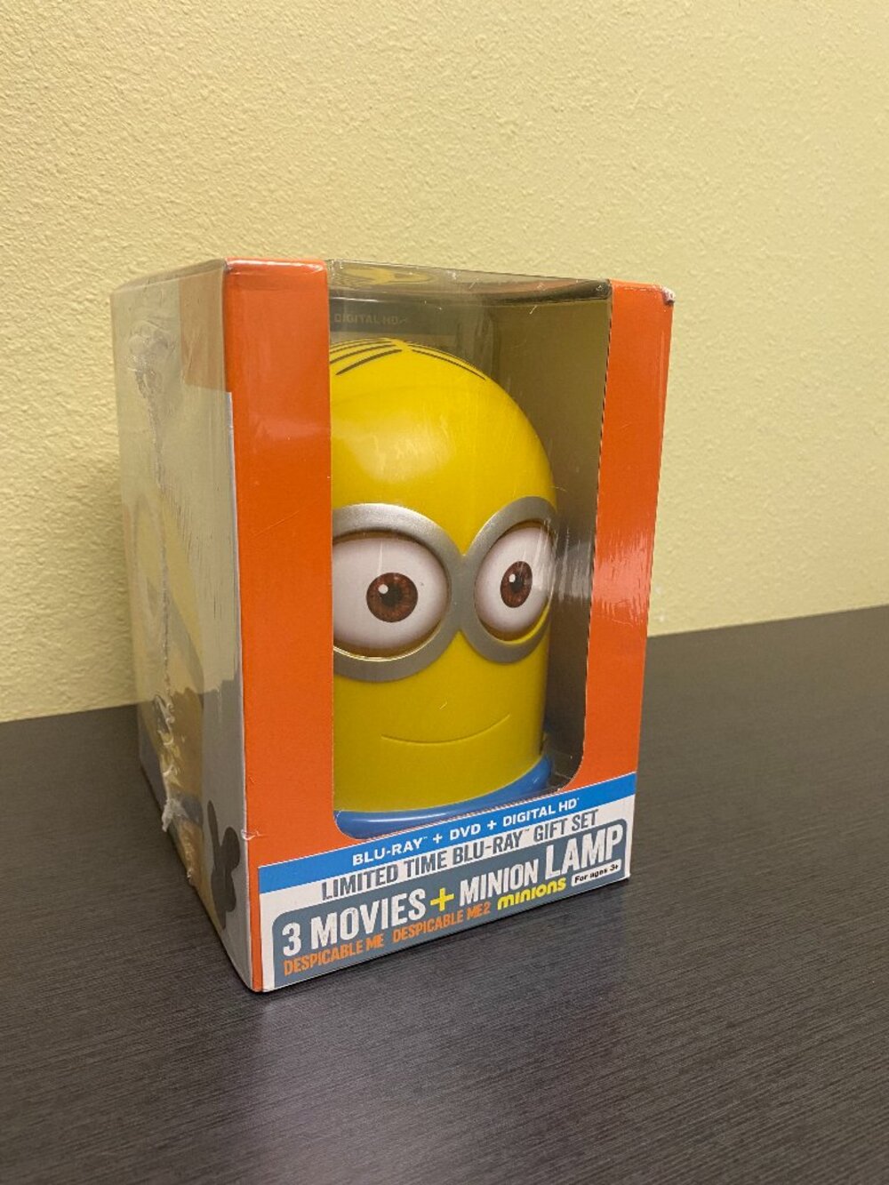 Limited Edition Blu-Ray Gift Set Minion lamp and movies
